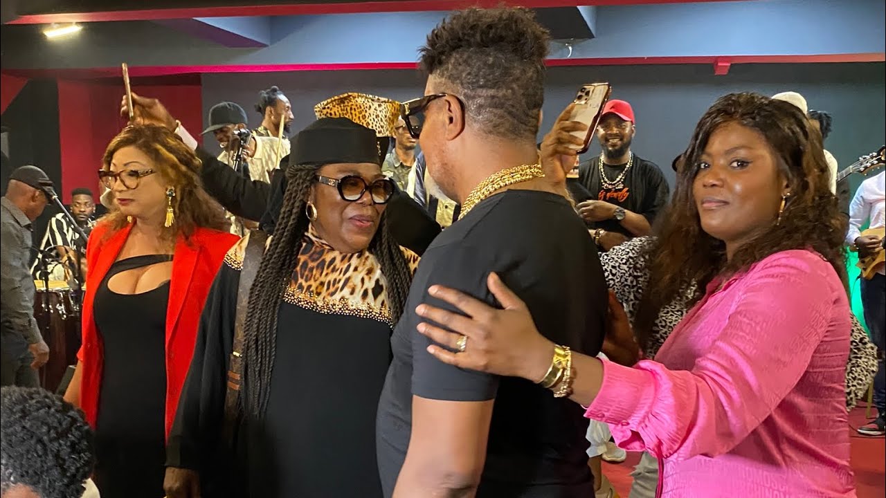 KOFFI OLOMIDE SUR LE CHEMIN DE U-ARENA PARIS LA DÉFENSE (ALOBI BRAZZA MBOKA YA MOPAO)