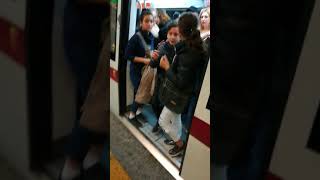 Il ragazzino che coordina le scippatrici sotto la metro. E' pericoloso