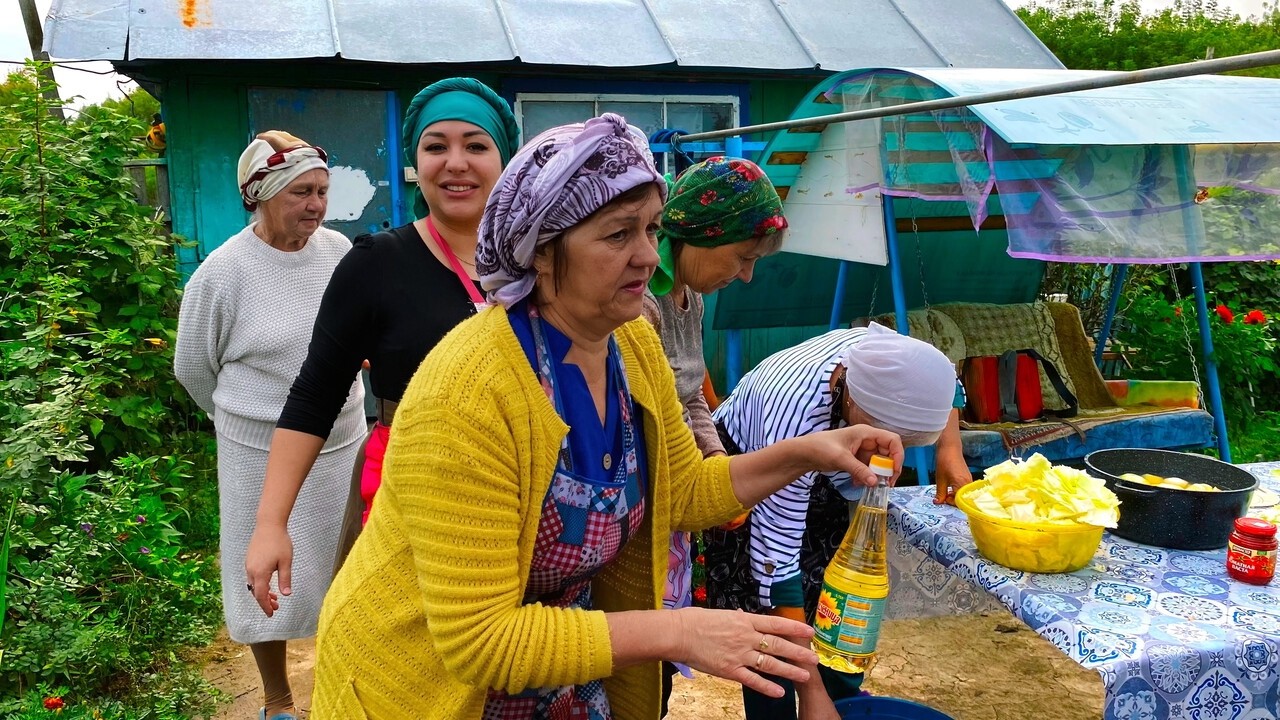 Татарстан! РОДНАЯ ДЕРЕВНЯ! Как здесь живут ТАТАРЫ? Жаркое из двух видов МЯСА! Татарские БАУРСАКИ!