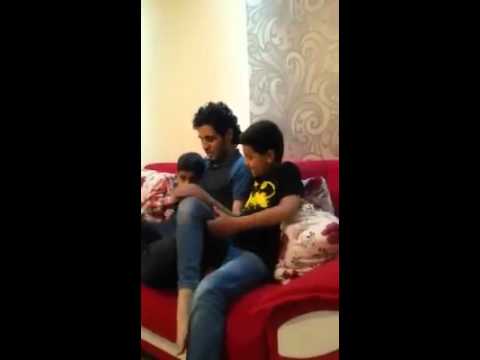 طفل يبكي مع الساروت بلبل حمص وحارس الثورة السورية