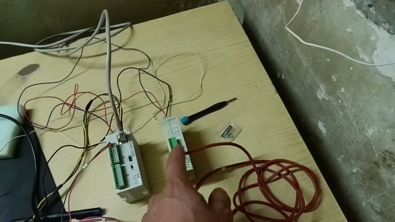 Шабакакунии ПЛК (PLC)-и DVP-12SE бо DTC1000c -и Delta