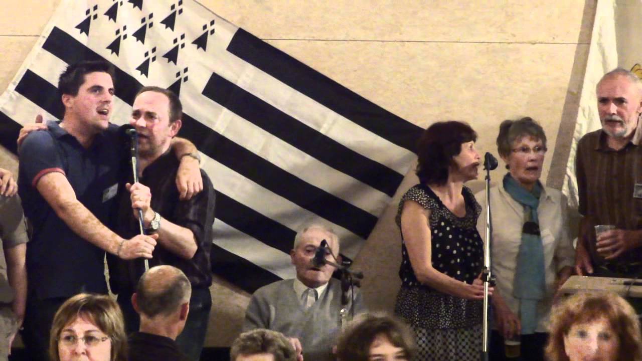 Fest noz 85 ans de Louis LALLOUR à PLOURAC'H - Gavotte, boeuf mené par Louis.