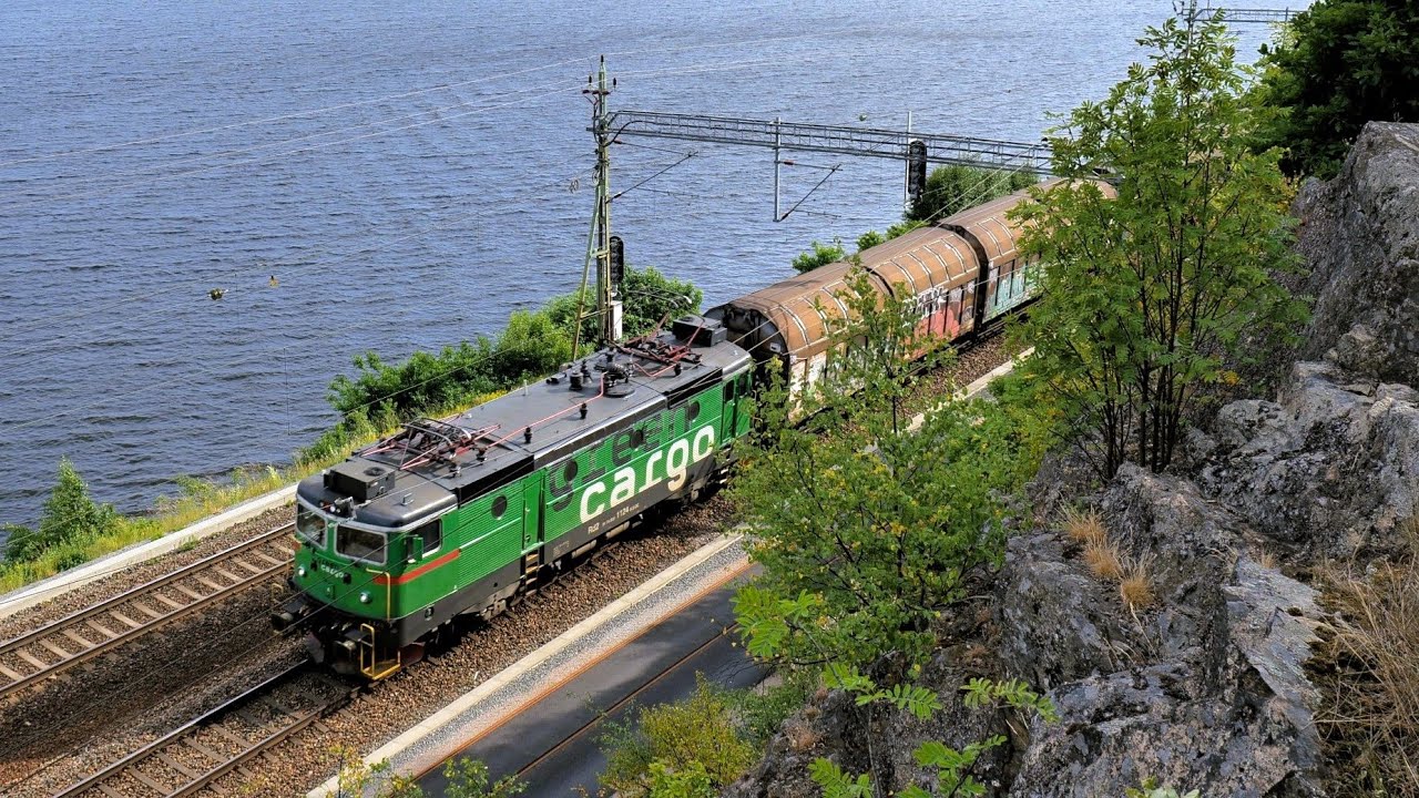 Tåg i Floda en vacker sommarkväll längs sjön Sävelången - 4k60