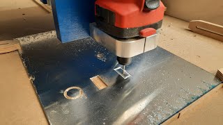 CNC  Fräse fräst Frontplatte aus Aluminium
