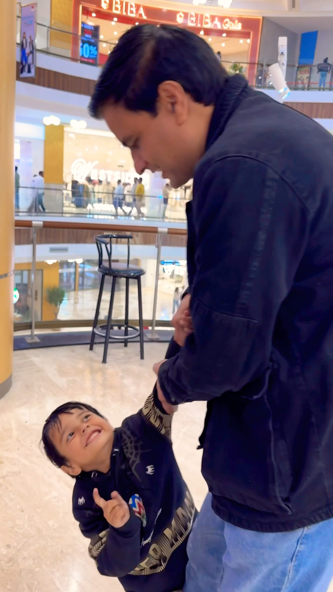 Vivaan first time on escalator ❤️ #seemavinaylamba #seevila