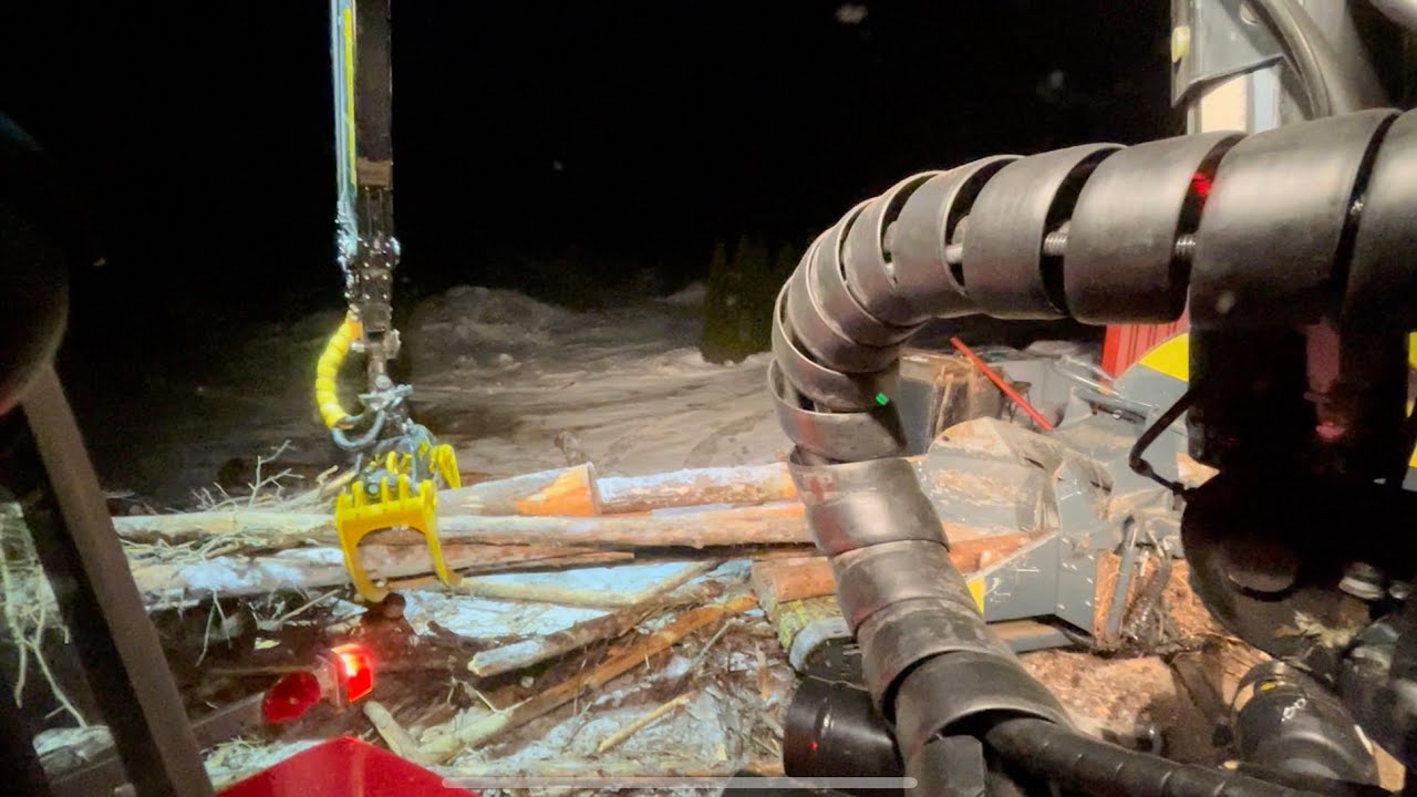 Junkkari HJ500 hakkurin syöttöä ja traktorin kopista käyttäjän silmin kuvattuna.