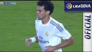 Codazo de Pepe a Messi