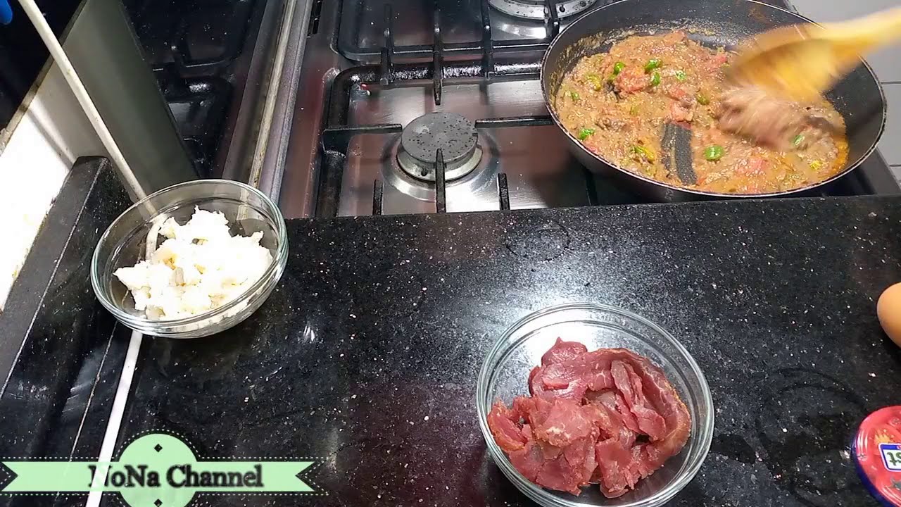 طاجن الفول بالبسطرمة والبيض