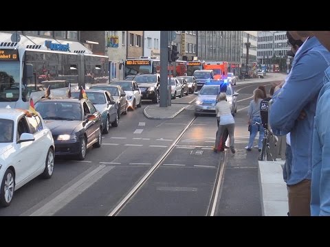 FuStKW Polizei Bonn PI 1 PW Innenstadt (Passant muss von Straße gerissen werden)