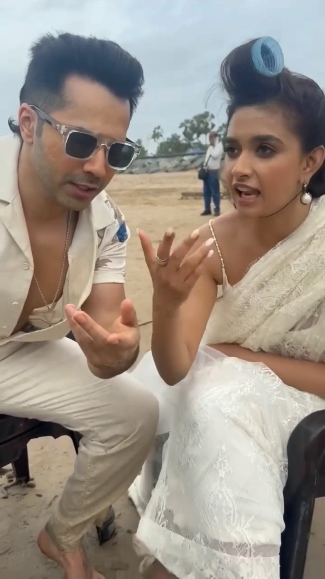 Watch how #keerthysuresh taught tamil, telugu and malayalam to #varundhawan ? #filmykalakar