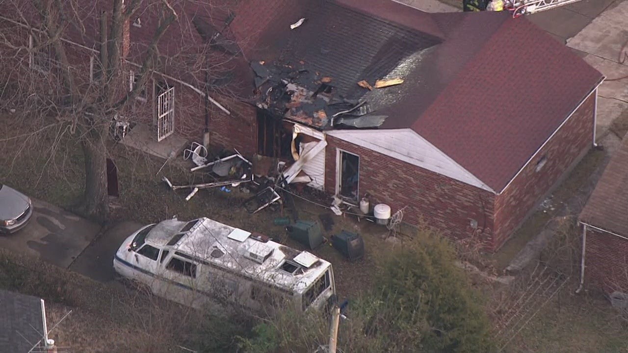 Raw: One dead in house fire in north St. Louis - YouTube