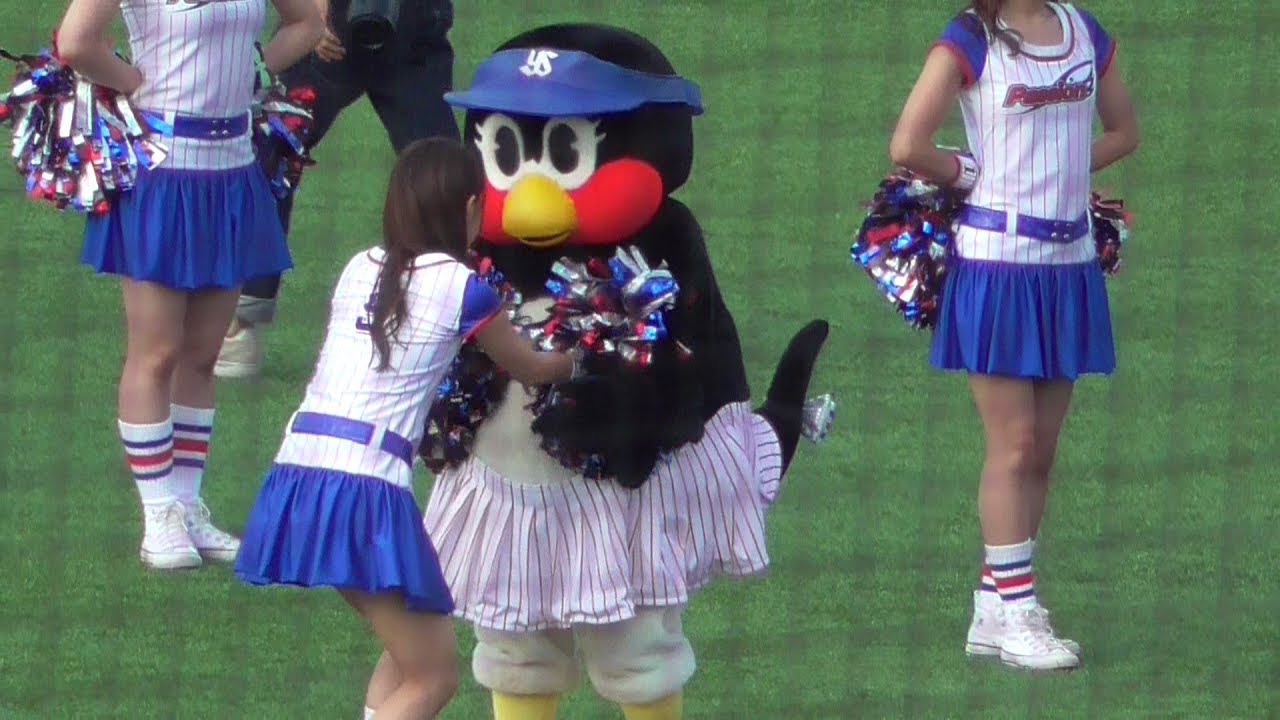 20170617 Tsubami-chan (Tokyo Yakult Swallows) teases JURA-san in