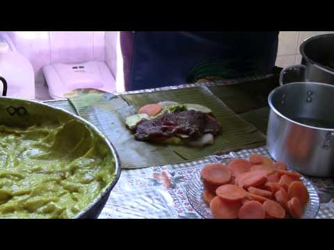 Preparacion de Tamales vallunos por Amparo Ruiz en la Ciudad de Buga, Valle del Cauca, Colombia.