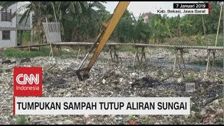 Dua Eskavator Dikerahkan Bersihkan Tumpukan Sampah Aliran Sungai di Bekasi
