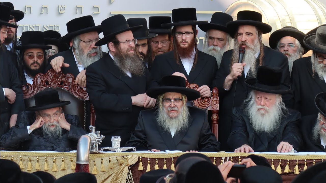 כ"ק האדמו'ר מסאטמאר וחברי בד"ץ העדה החרדית במעמד הפרשת תרומות ומעשרות ביקב מושב אור הגנוב