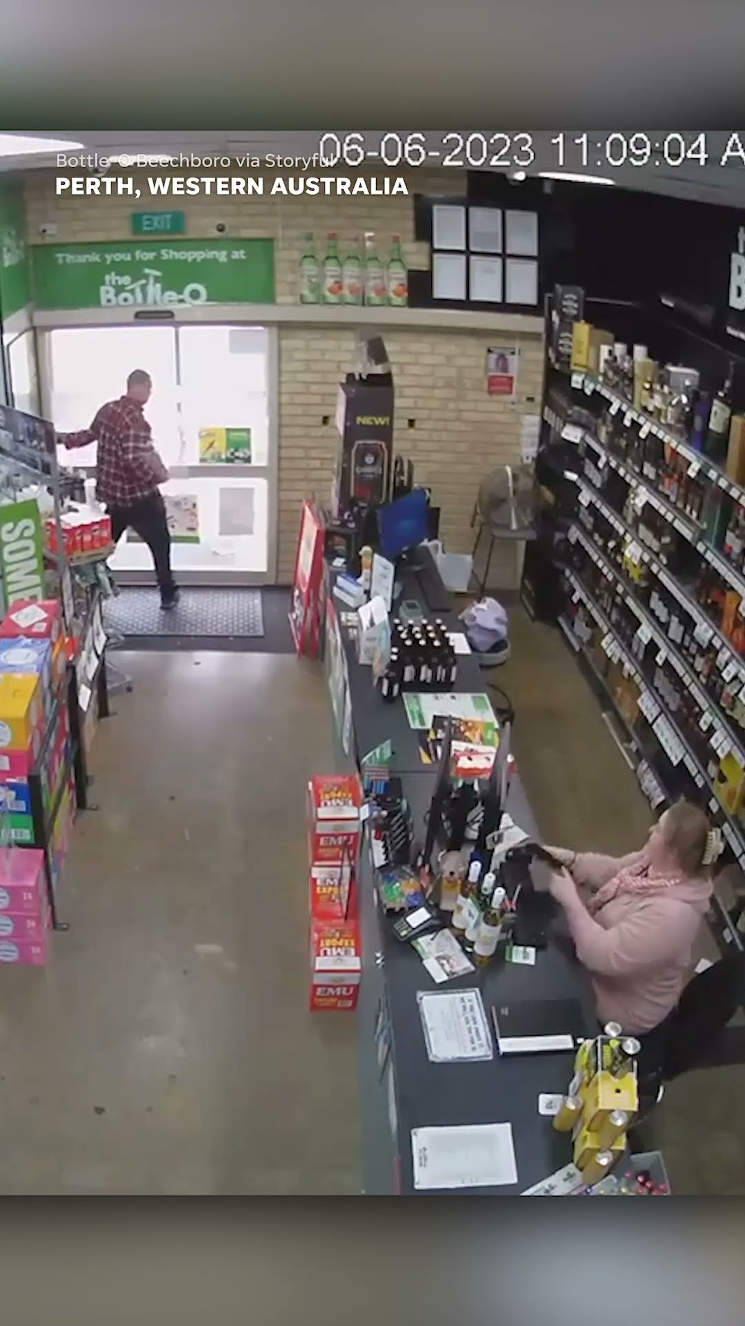 500-POUND Bear REPEATEDLY Steals Candy from Gas Station | Customer Wars | A\u0026E