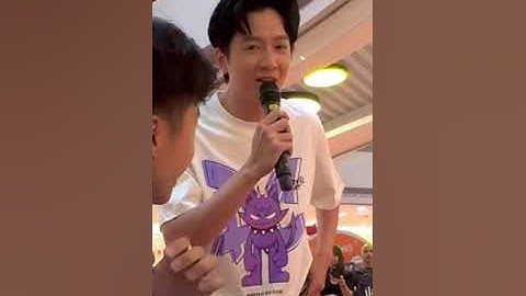 Ngô kiến huy hát ngẫu hứng ở trung tâm thương mại