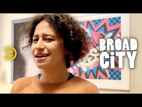 Broad City Set Tour: Ilana Glazer Shows Off Her Character’s All-Activist Apartment