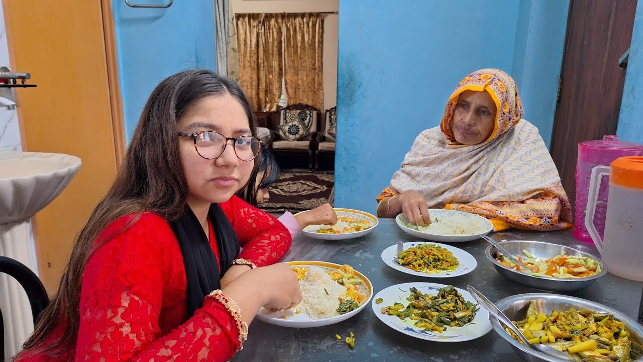 শোভা অনেকদিন পর আমাদের সঙ্গে দুপুরে খেতে বসলো