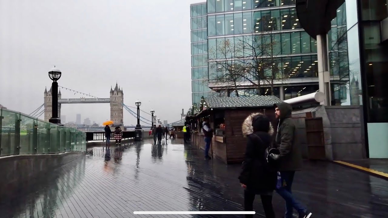 2021 London | Cloudy & Rainy Christmas Lights Walk London Bridge - Tower Bridge 🌉 4K