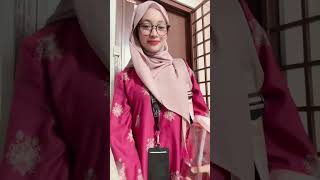 Student U berbaju kurung pink
