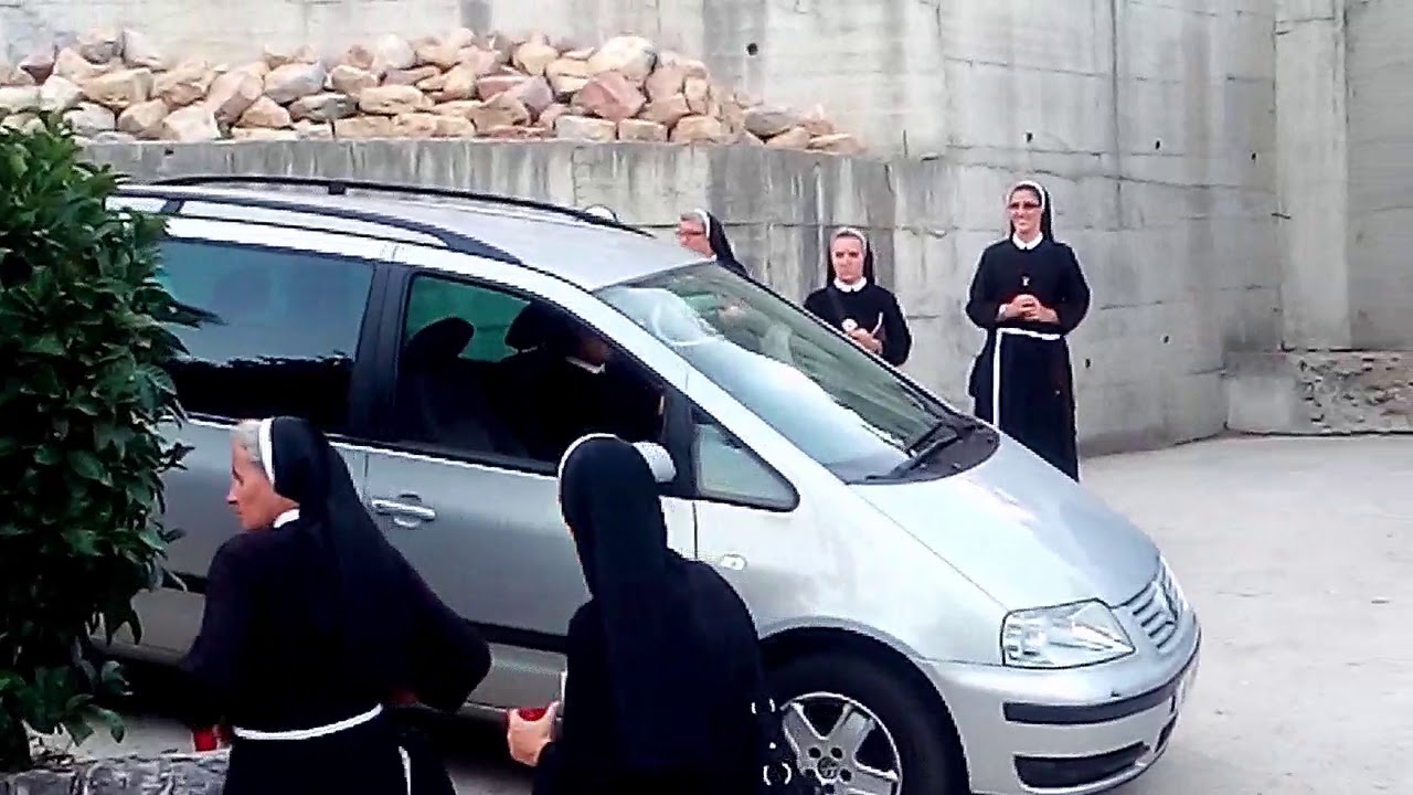 Časna sestra "rastura" za volanom