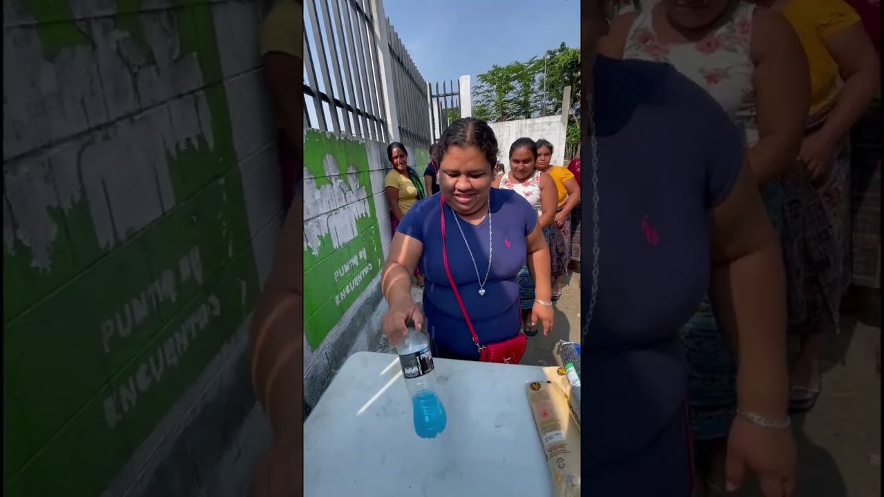 REGALANDO UN POCO DE MERCADO CON EL JUEGO DE LA BOTELLA EN CANTON CAMACHE CHIQUITO