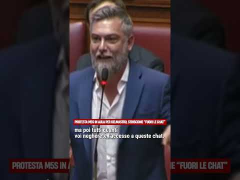 Video Caso Delmastro, protesta M5s in Aula: compare lo striscione Tirate fuori le chat