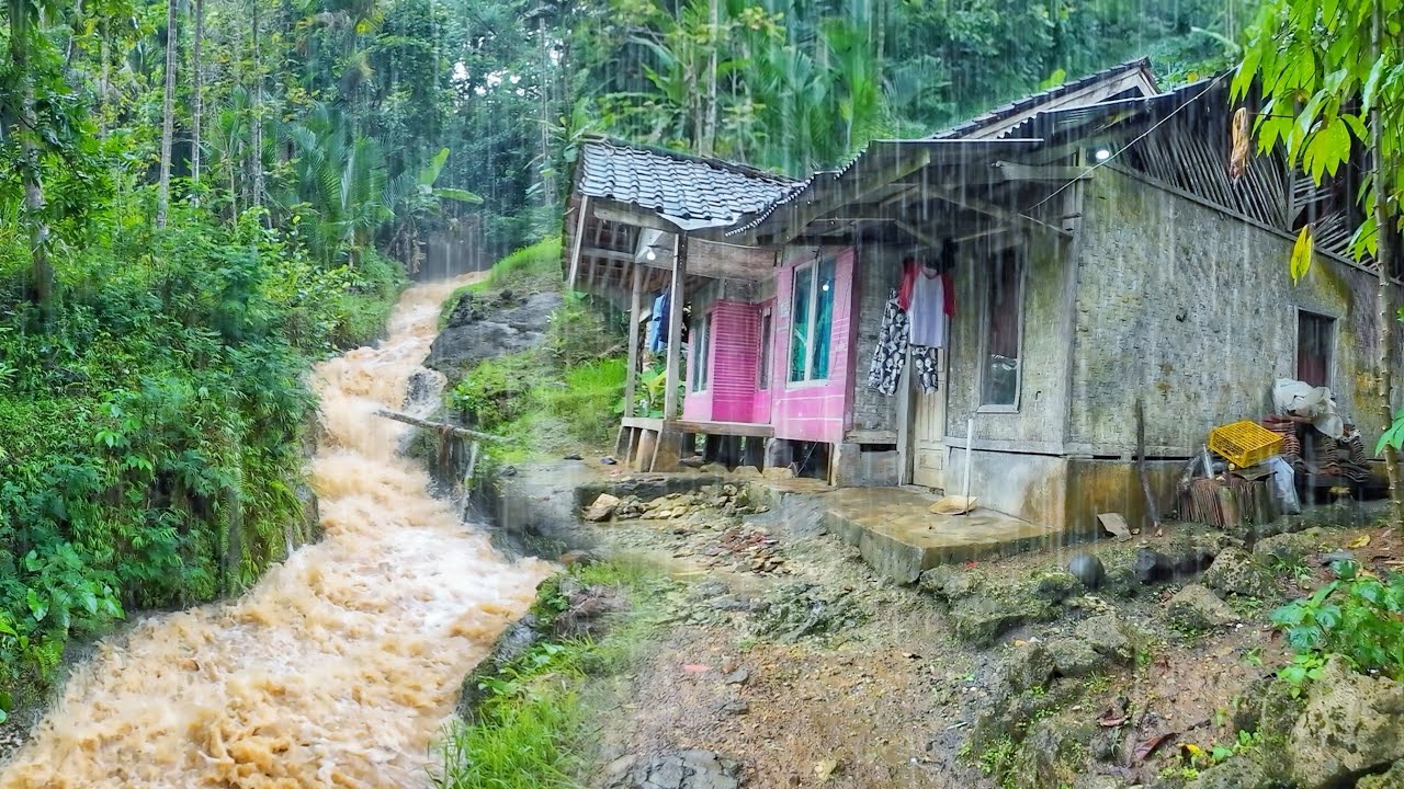 SUASANA SORE YANG TENANG, TURUN HUJAN DAN KABUT DI KAMPUNG TERDINGIN DI PEDESAAN TASIKMALAYA