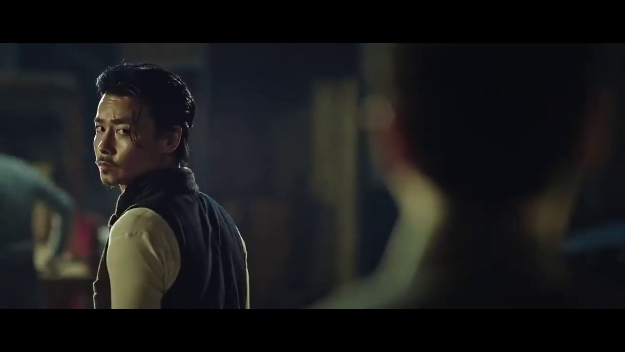 Ип Ман против банды пытающихся поджечь школу ночью (х/ф Ип Ман 3) - YouTube