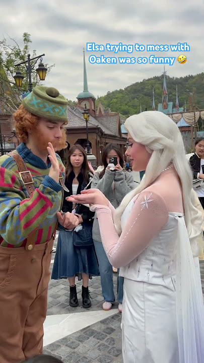 Be careful of Elsa’s cold breath #disneyland #frozen #elsa