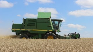 John Deere CTS à la moisson du blé en 2015