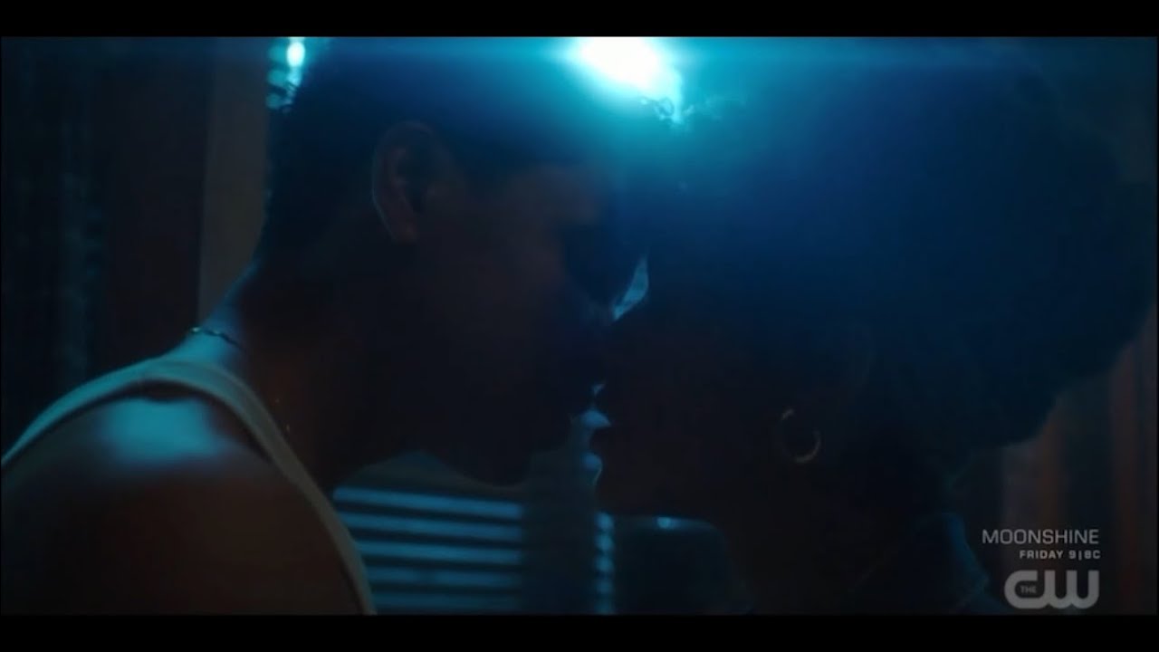 Nancy Drew — 4x07: Jade gives Nick another chance and they kiss.