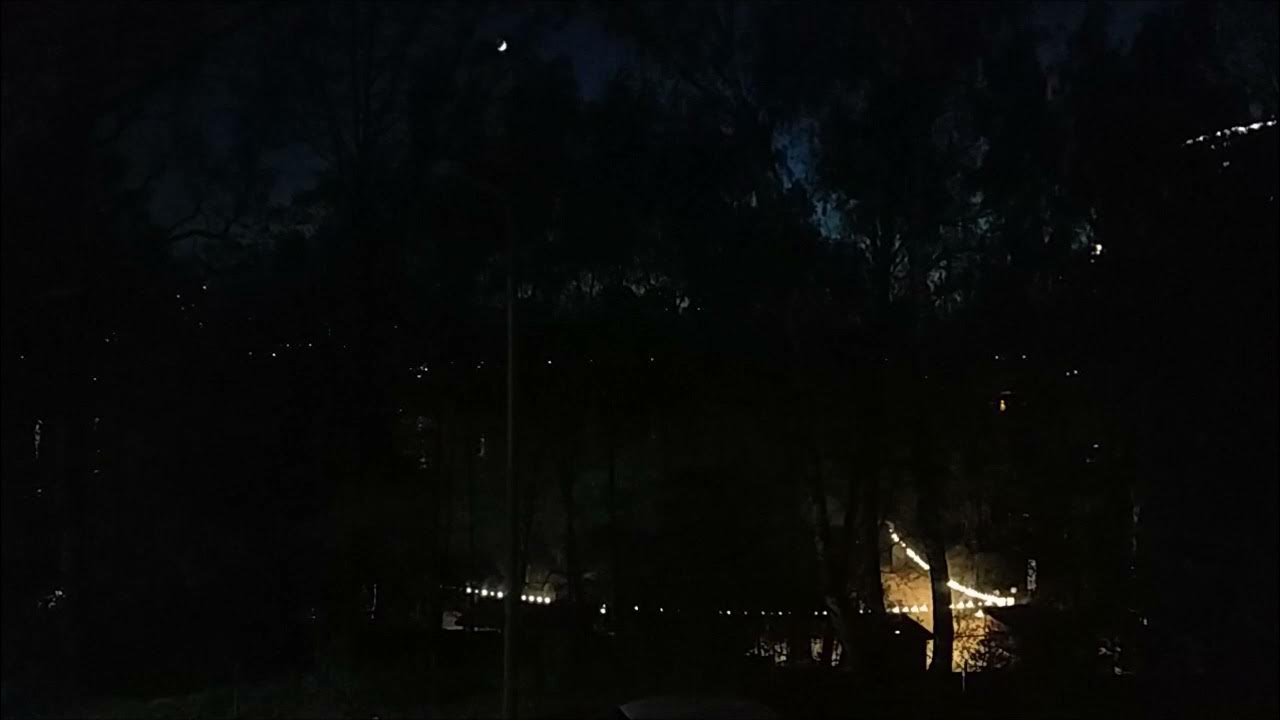 Вы возвращаетесь домой поздно вечером в общественном транспорте. Съемка на закате со вспышкой. Солнце закатилось песня. Слушать песню поздно. Дорогая стих бродский.