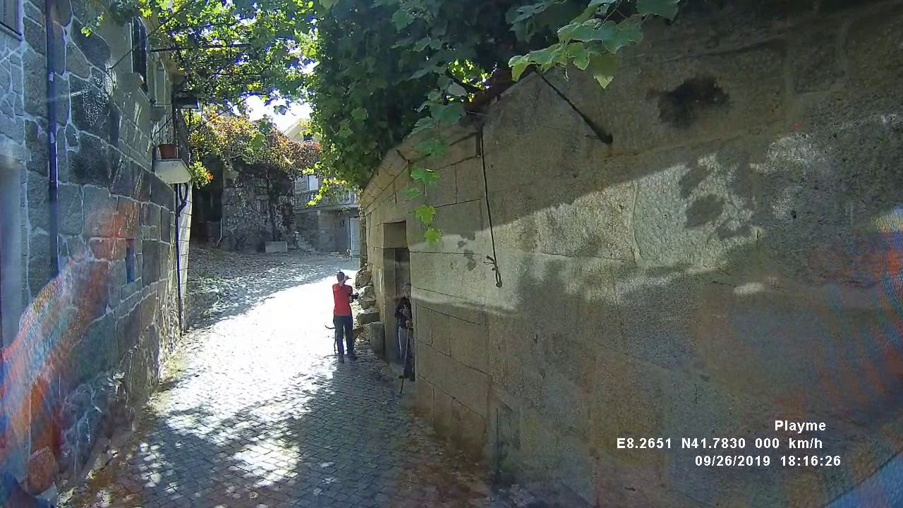 Germil/Portugal - Enge Durchfahrt für den LKW