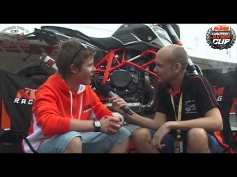 Video: Superbikes Europe 2012. չորրորդ սուպերբևեռը Թոմ Սայքսի համար և առաջինը Ժյուլ Կլուզելի համար Supersport-ում