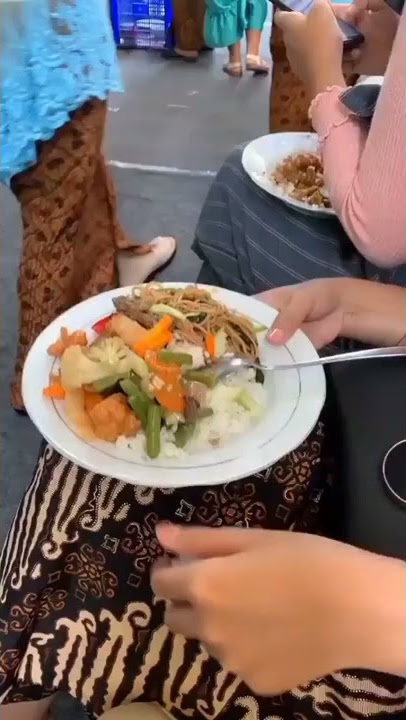 Lagi Makan Kondangan #kondangan #lagimakan #cewekcantik #cewekhijab #ceweksexy #shorts #storywa