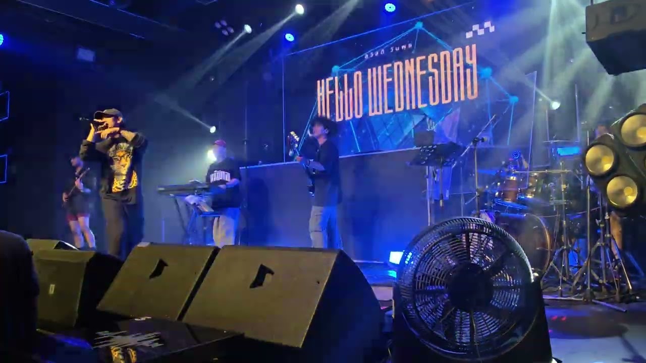 泰国东北地区乌隆很火的夜店 Rhythm Pub & Bar.  半夜十二点才营业到四点.  现场摇滚乐队表演和EDM DJ.   酒水饮料明码标价童叟无欺.  良家妇女居多.  适合独狼玩家打野.