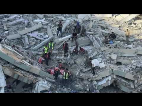 Video Gaza, crolla un palazzo: decine di dispersi sotto le macerie, morti cinque neonati