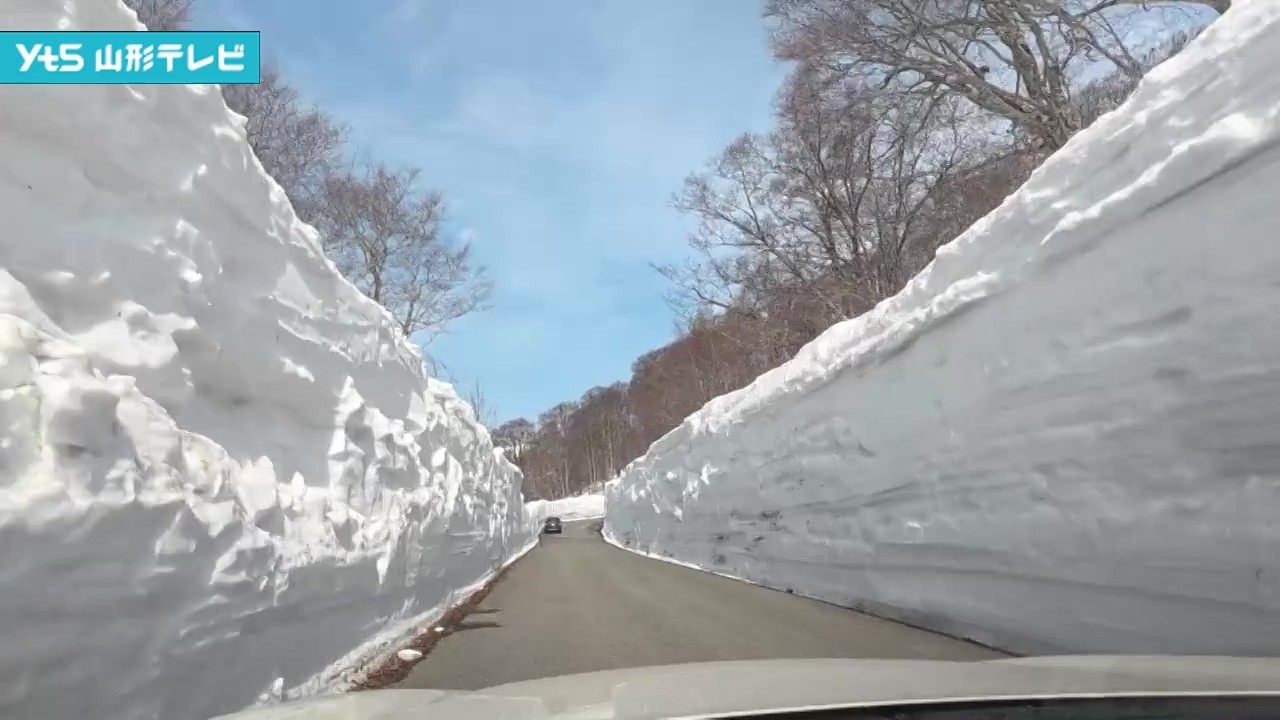 The snow corridor on Mount Gassan reaches a height of 9.4 meters