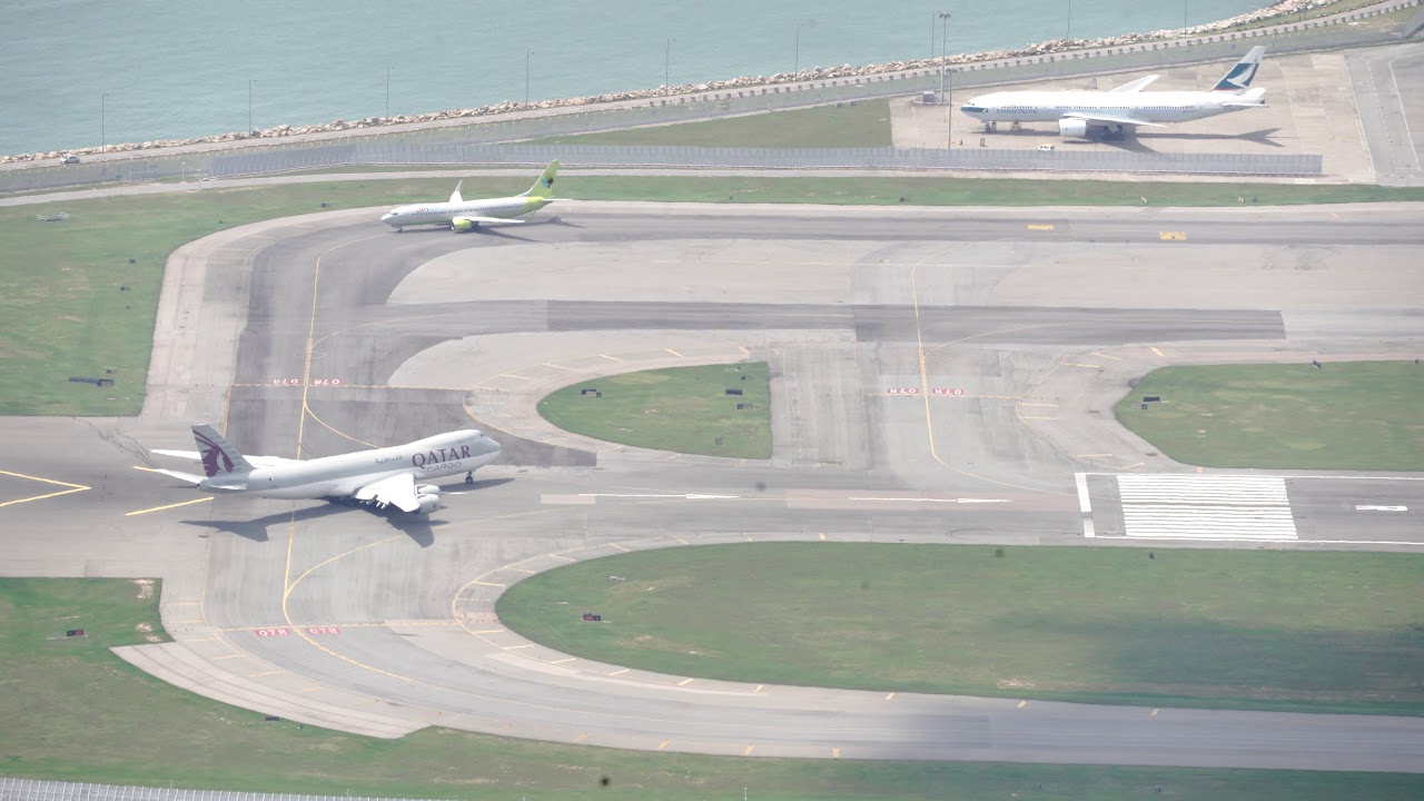 Beautiful Qatar Airways 747-8 Cargo Taking off at Hong Kong Airport with ATC a350 preis