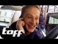 Matthias Schweighöfer ("Vaterfreuden") im SLS AMG GT bei Stars in Cars | taff