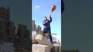 Nemrut Dağına Tırmanan Türkücü, Yapay Zekaya Sinirlenip Sazını Parçaladı