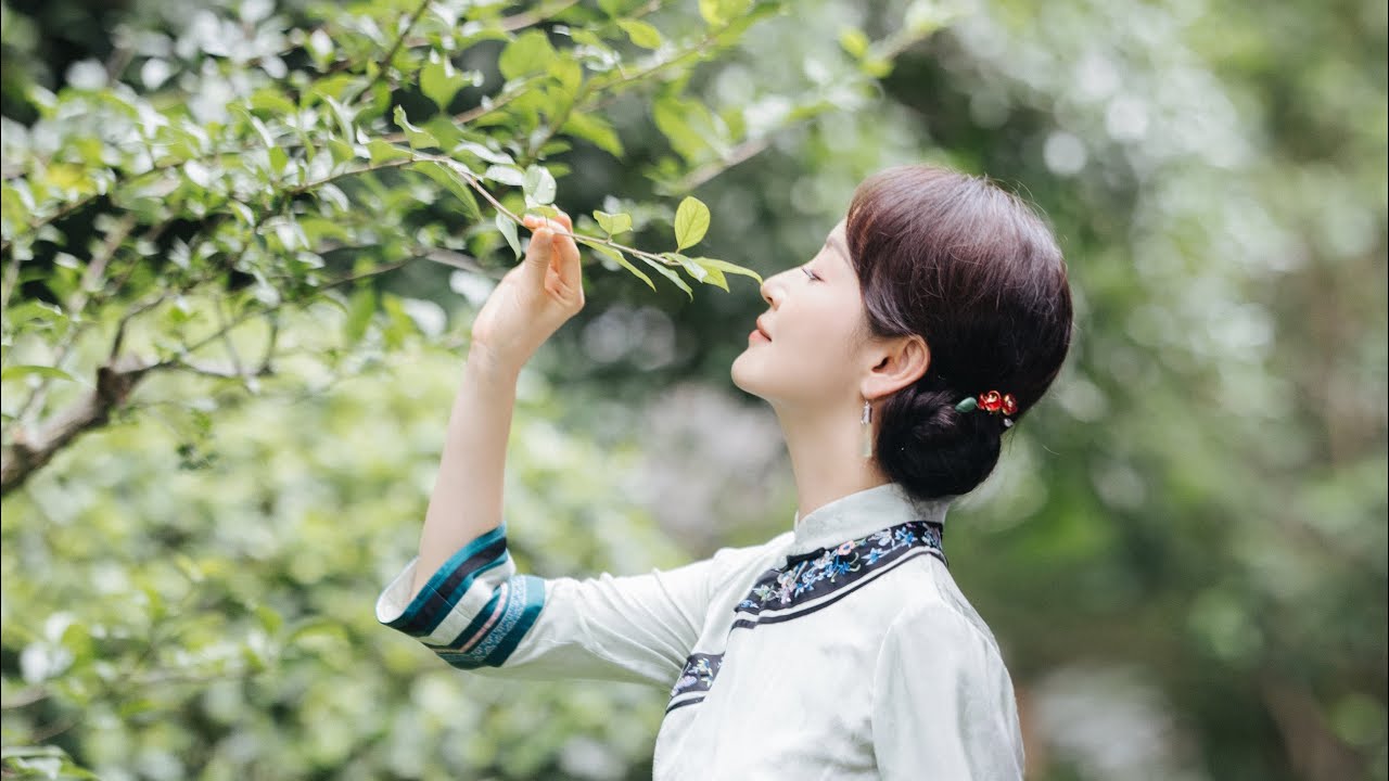 林宝原唱沪语歌曲《上海谣》作词:李振东 作曲:侯小声编曲:虎卫东 演唱:林宝音乐监制:芮文斌林宝造型:浙江石尚造型团队视频策划:曾婕视频拍摄 ...