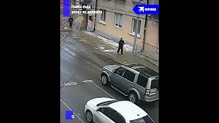 В Петрозаводске глыба льда упала с крыши на девушку