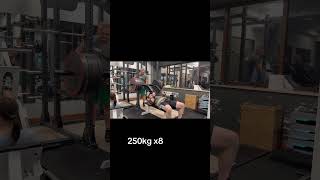 Ćwiartka na maszynie (250kg x8) #motivation #chest #oldschoolbodybuilding