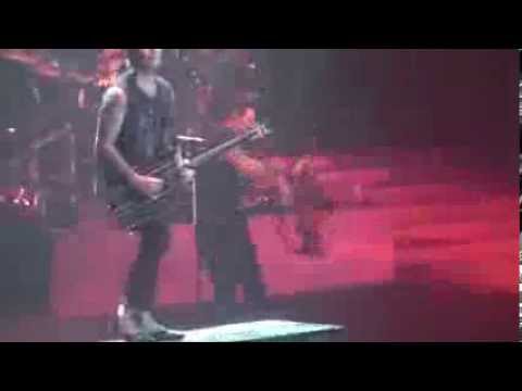 hey a7x fam i really need your help on finding this Zacky guitar that he  used in Guitar Centers interview back in 2009 with Syn. if any of you guys  know where