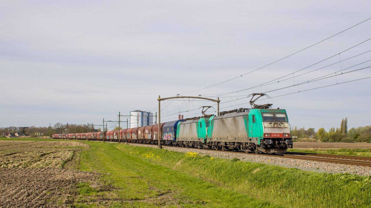 DB 186 207 + 186 234 komen met een staaltrein langs Zevenbergen