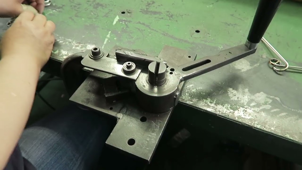 スポット溶接後の部品をベンダーで曲げ加工｜バネ・線材加工品メーカー｜コムラ産業（株）