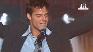 Ricky Martin chante &quot;Un Dos Tres&quot; ! 🤩 // Extrait archives M6 Video Bank //